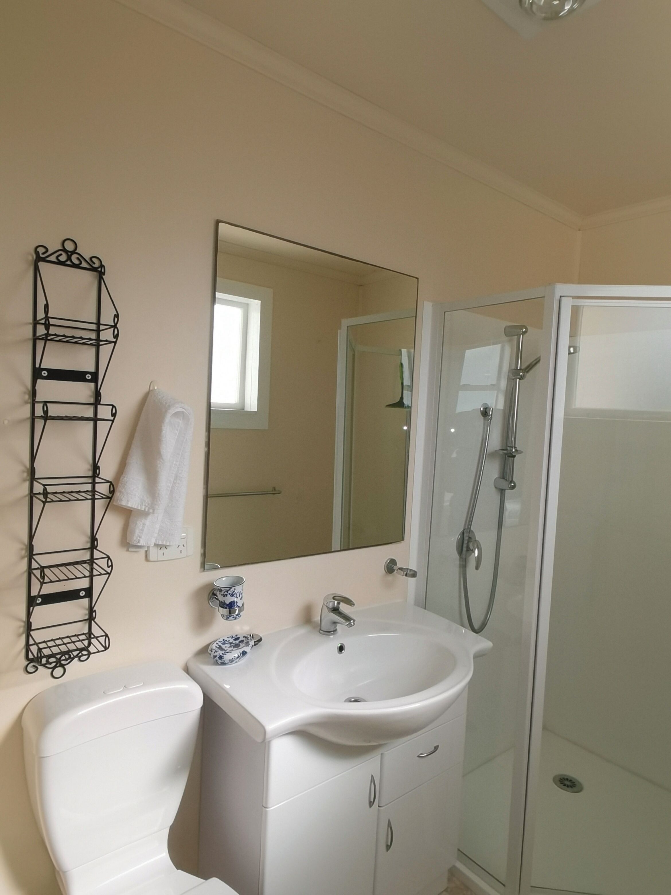 Regadera, secadora de cabello, toallas, jabón 