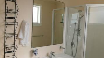 Ducha, secador de pelo, toallas y jabón