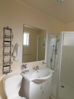 Dusj, hårføner, håndklær og såpe