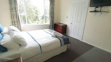 1 slaapkamer, een strijkplank/strijkijzer, gratis wifi, beddengoed