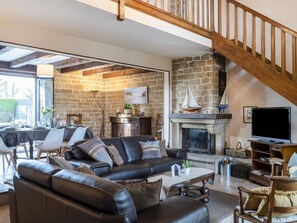 TV, fireplace