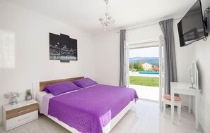 4 habitaciones, tabla de planchar con plancha y cuna de viaje 