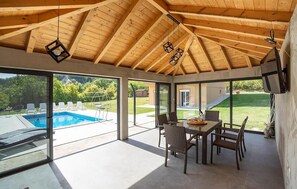 Outdoor dining - Stunning home in Trilj with WiFi (Trilj)