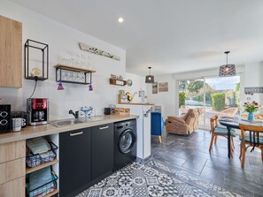 Refrigerador, microondas y utensilios de cocina 