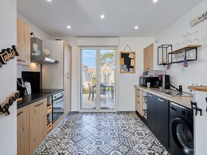 ثلاجة، ميكروويف، مستلزمات طهي/أطباق/أوعية