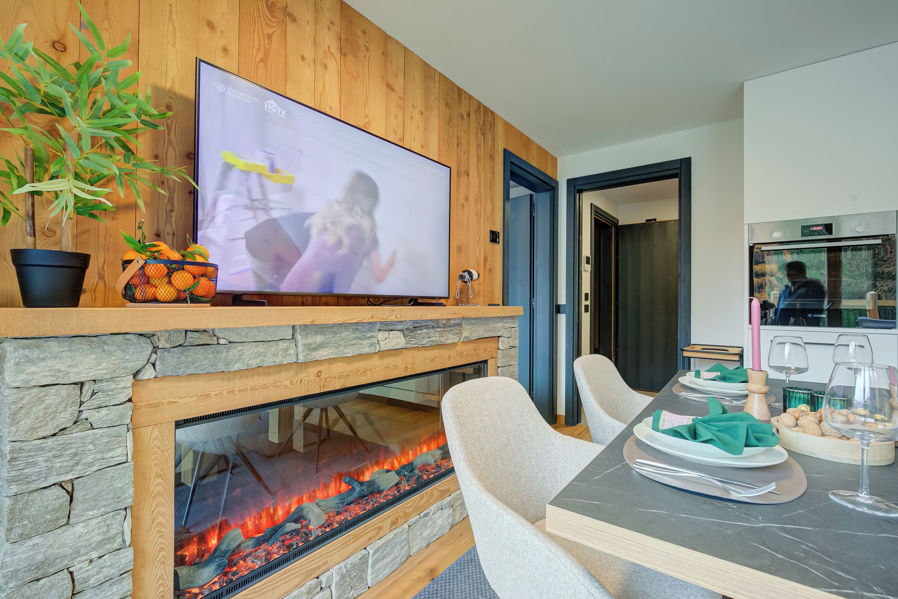 Departamento familiar, varias habitaciones, 2 baños, junto a la montaña (Edelweiss) | Sala de estar | Televisión de pantalla plana de 21 pulgadas con canales vía satélite 