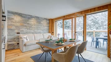 Apartamento família, vários quartos, 2 banheiros, ao lado da montanha (Edelweiss) | Sala de estar | TV de tela plana 21 polegadas com canais via satélite