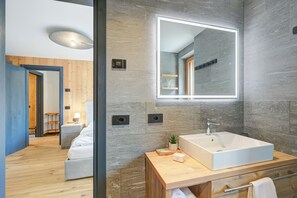 Ducha, secador de pelo, bidet, toallas
