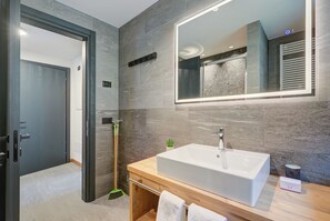 Family Apartment, 2 Bedrooms, 2 Bathrooms, Mountainside (Edelweiss) | Bathroom