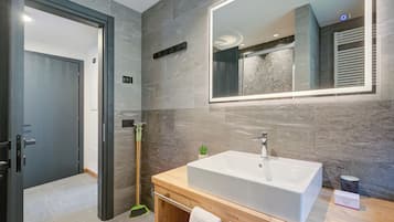 Family Apartment, Multiple Bedrooms, 2 Bathrooms, Mountainside (Edelweiss) | Bathroom