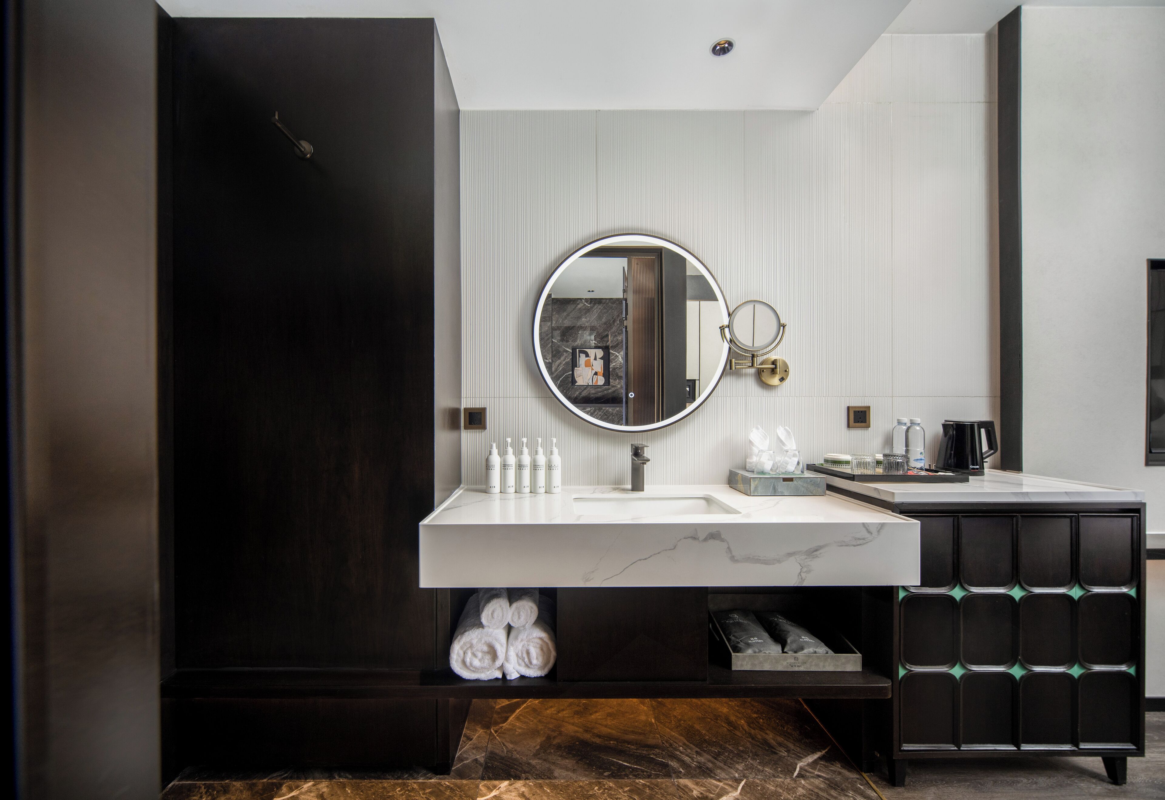 Espacio para trabajar con laptop y wifi gratis 