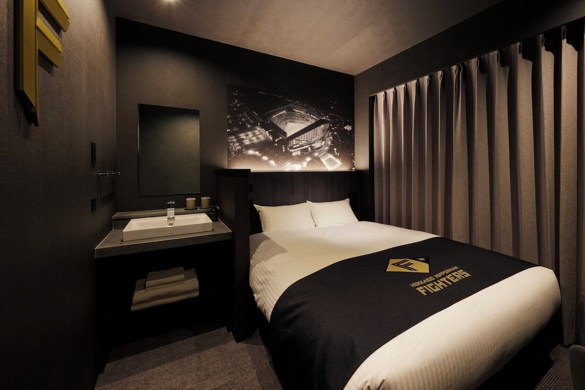 Fighters Floor Double | In-room safe, free WiFi, bed sheets