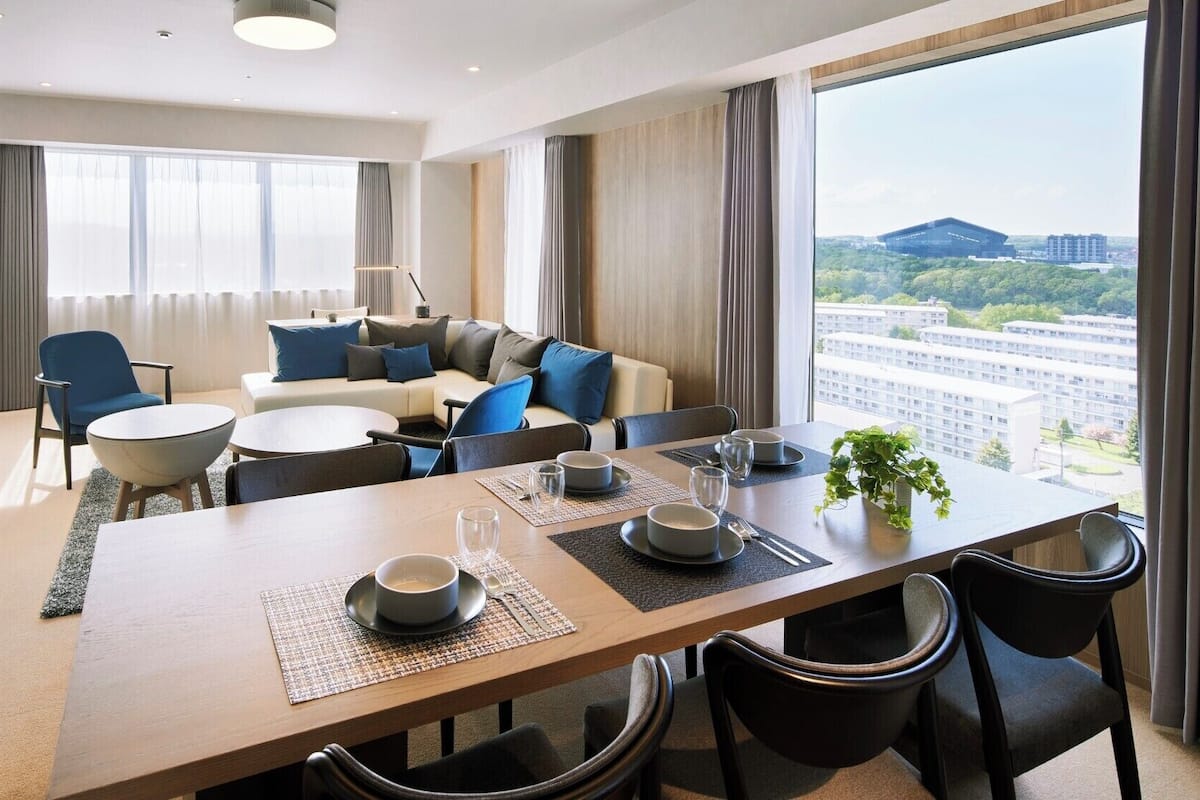 Starlight Floor Suite with ES CON FIELD View | Living area