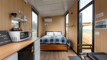 1 bedroom, bed sheets