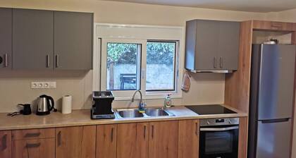 Garden House -bedroom house with WiFi, AC, private garden in delightful Glifada