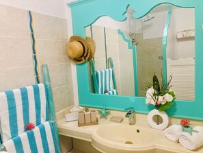 Dusche, Haartrockner, Handtücher, Seife