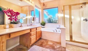 Jetted tub, hair dryer, towels, soap - Upgraded Golfer's Oasis! Heated Pool, BBQ, Gate Guarded & Pet Friendly! (Phoenix)