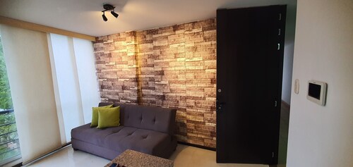 Modern and cozy apartment, 5 minutes from the airport and historical center.