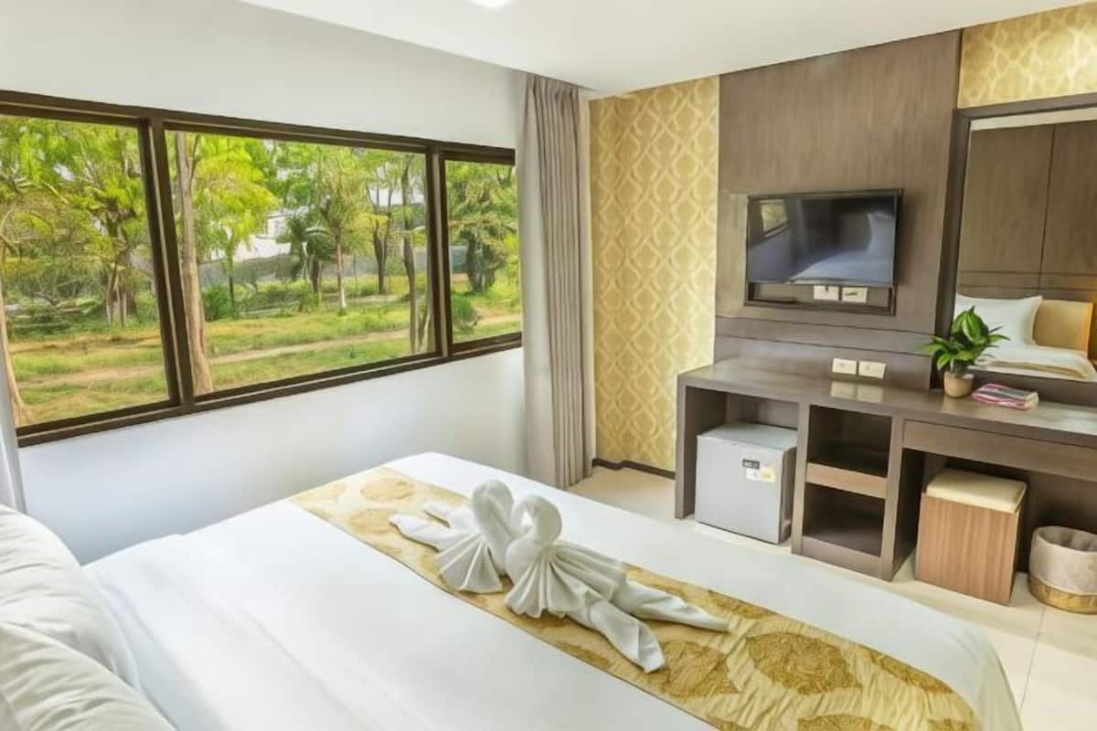 In-room safe, desk, laptop workspace, free WiFi
