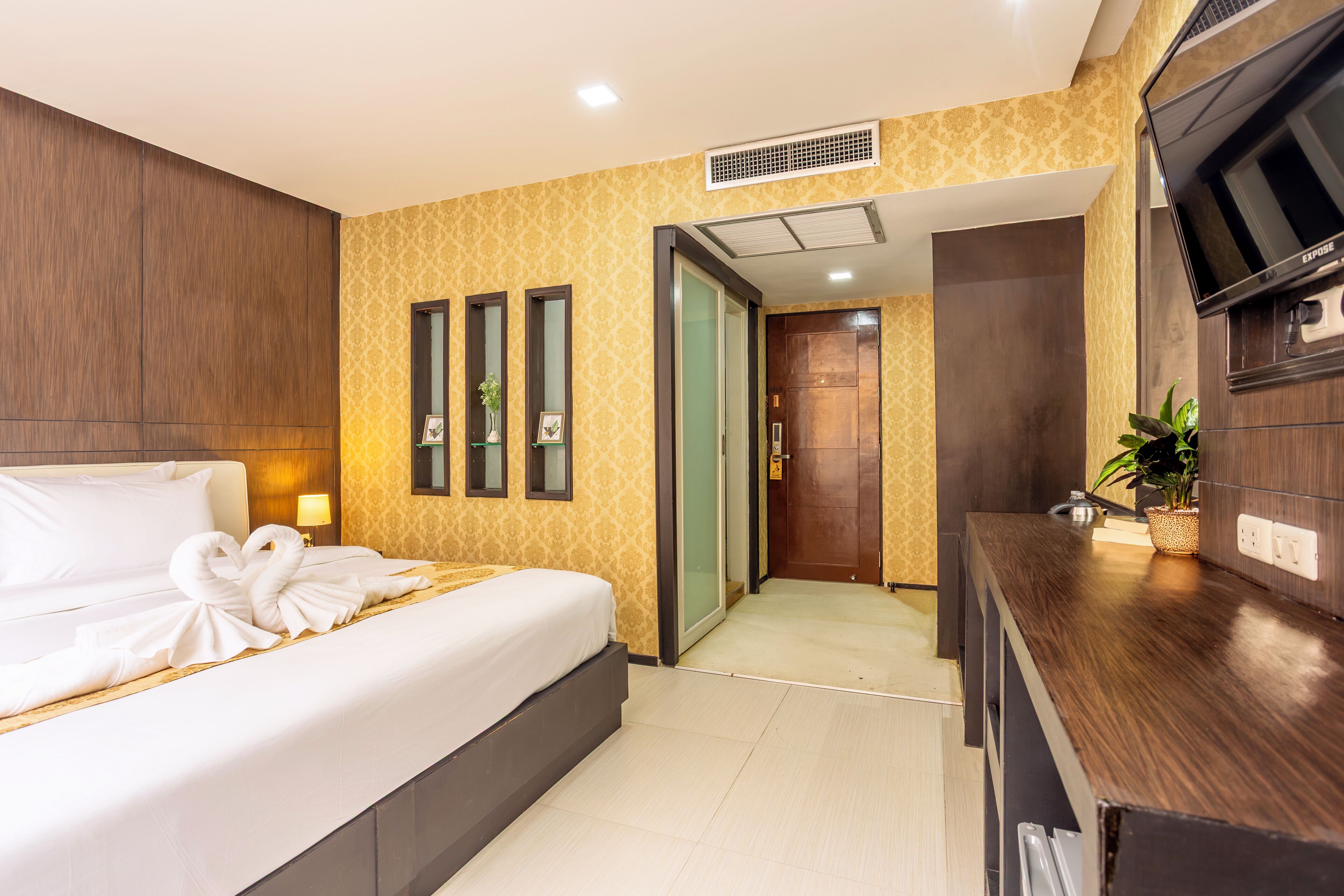 In-room safe, desk, laptop workspace, free WiFi