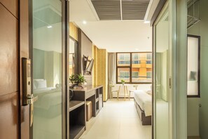 Habitación doble superior, vistas al patio | Zona de estar | Televisión de pantalla plana de 34 pulgadas con canales por cable