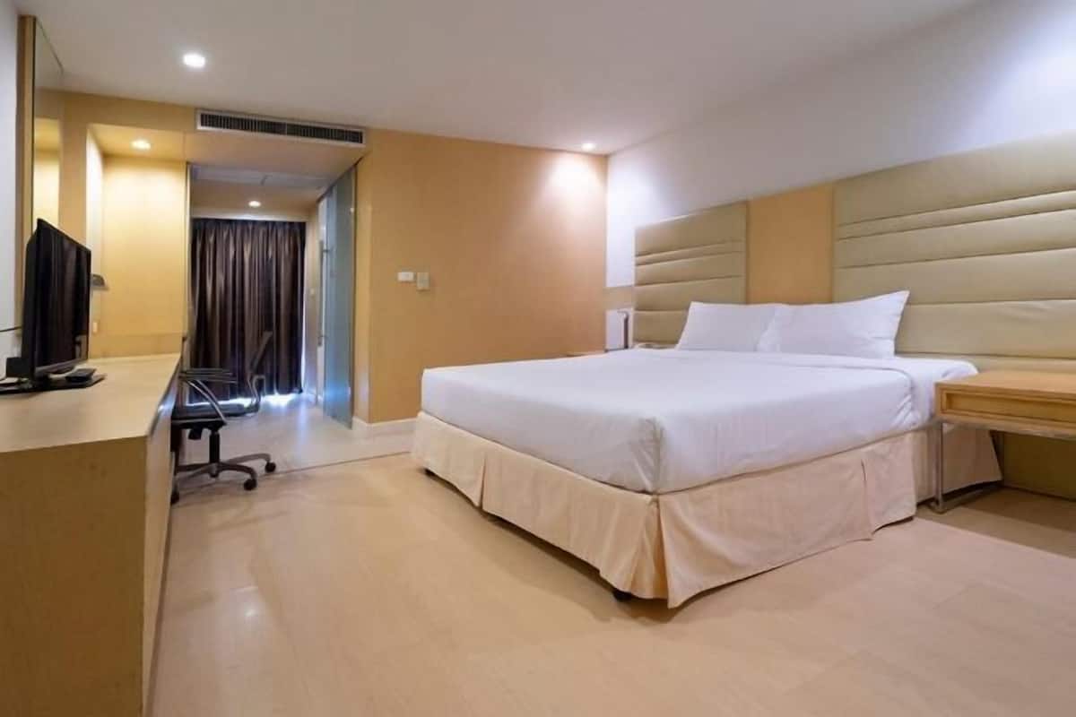 In-room safe, desk, laptop workspace, iron/ironing board