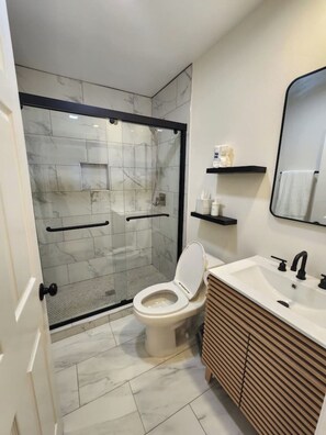Douche, séchoir à cheveux, serviettes fournies, savon