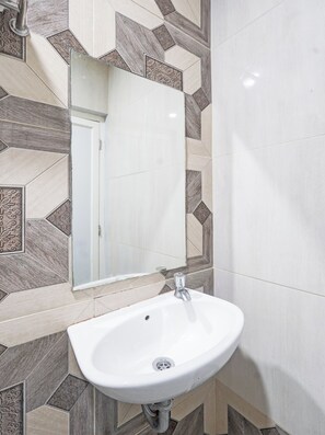 Deluxe Twin kamer | Badkamer | Een douche, een bidet, handdoeken, zeep