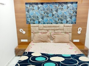 Royal Double Room, Multiple Bedrooms, City View | Free WiFi, bed sheets - Goroomgo Sanskar Villa Ahmedabad (Ahmedabad)