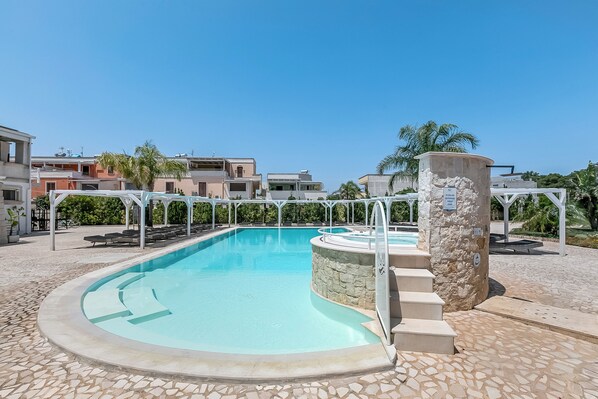 Hồ bơi ngoài trời phục vụ theo mùa 