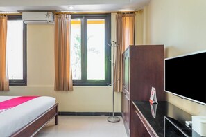 Desk, free WiFi, bed sheets - Hotel O Surabaya City Center Near Wonokromo Station (Surabaya)