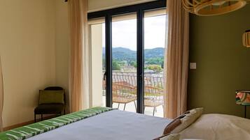 5 bedrooms, iron/ironing board, free WiFi, bed sheets