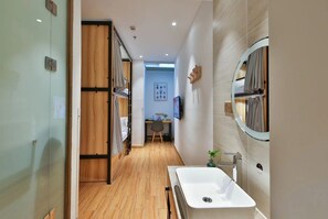 Ducha, secador de pelo, zapatillas y toallas