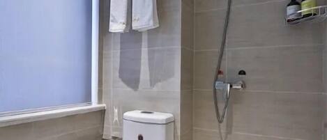 Ein modernes Badezimmer mit Toilette, Dusche und Handtuchhalter.