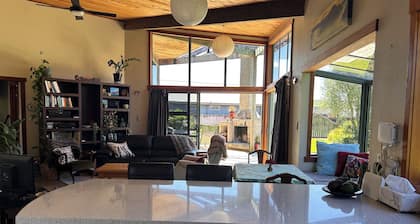 5 minutes walk to the beach and Lost Spring. Nicely located to all amenities.