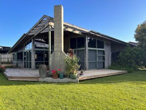 Terrace/patio - 5 minutes walk to the beach and Lost Spring. Nicely located to all amenities. (Whitianga)