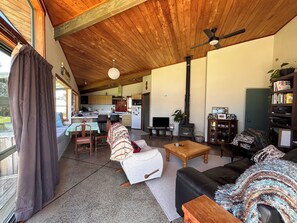 Fireplace - 5 minutes walk to the beach and Lost Spring. Nicely located to all amenities. (Whitianga)