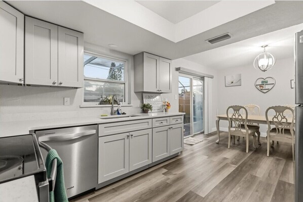 Kylskåp, mikrovågsugn, ugn och spishäll