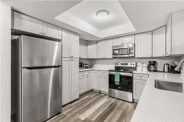 Køleskab, mikrobølgeovn, ovn, kogeplade