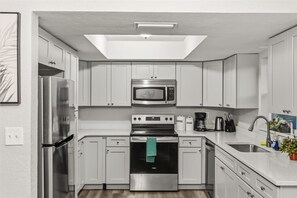 Réfrigérateur, four à micro-ondes, un four, surface de cuisson