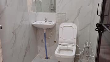 Quarto casal clássico, sacada, vista para a cidade | Banheiro | Chuveiro, produtos de toalete grátis, toalhas de banho, sabonete