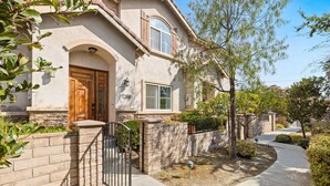 Exterior - Modern Townhouse with spacious  kitchen and living area. Parking included! (Duarte)