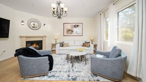 Smart TV, fireplace - Modern Townhouse with spacious  kitchen and living area. Parking included! (Duarte)