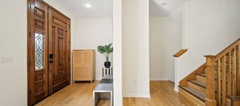 Modern Townhouse with spacious  kitchen and living area. Parking included!