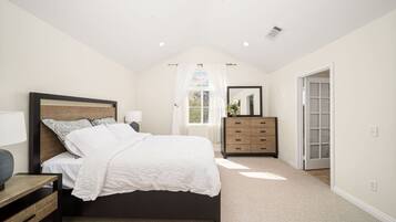 Desk, iron/ironing board, WiFi, bed sheets