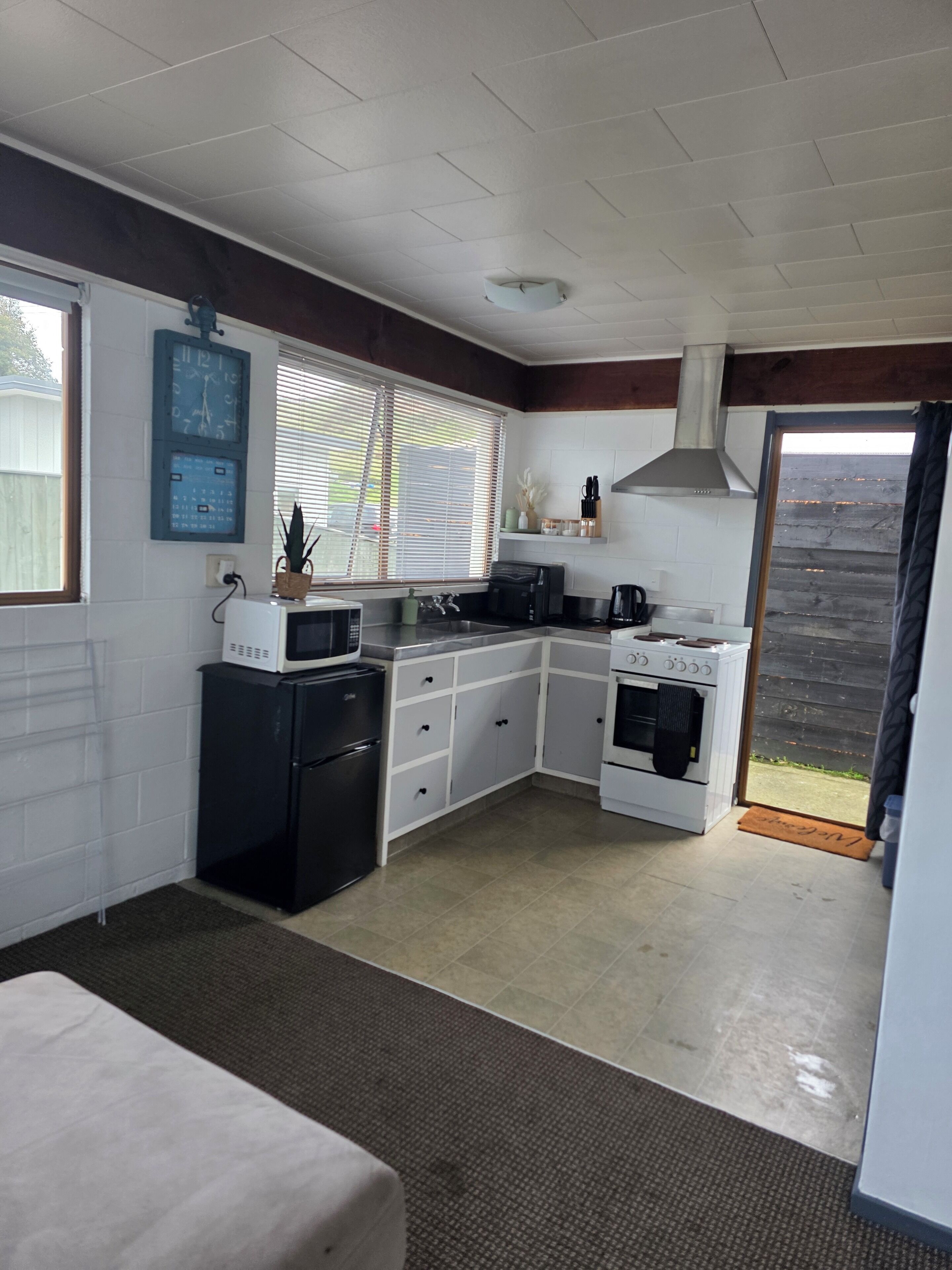 冷蔵庫、電子レンジ、オーブン、コンロ