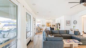 Vila, pemandangan gunung | Ruang keluarga | Smart TV, perapian, konsol video game, dan Netflix