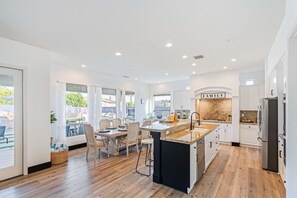 Villa, Mountain View | Private kitchen | Microwave, oven, espresso maker, coffee/tea maker - Spider Man House (Indio)