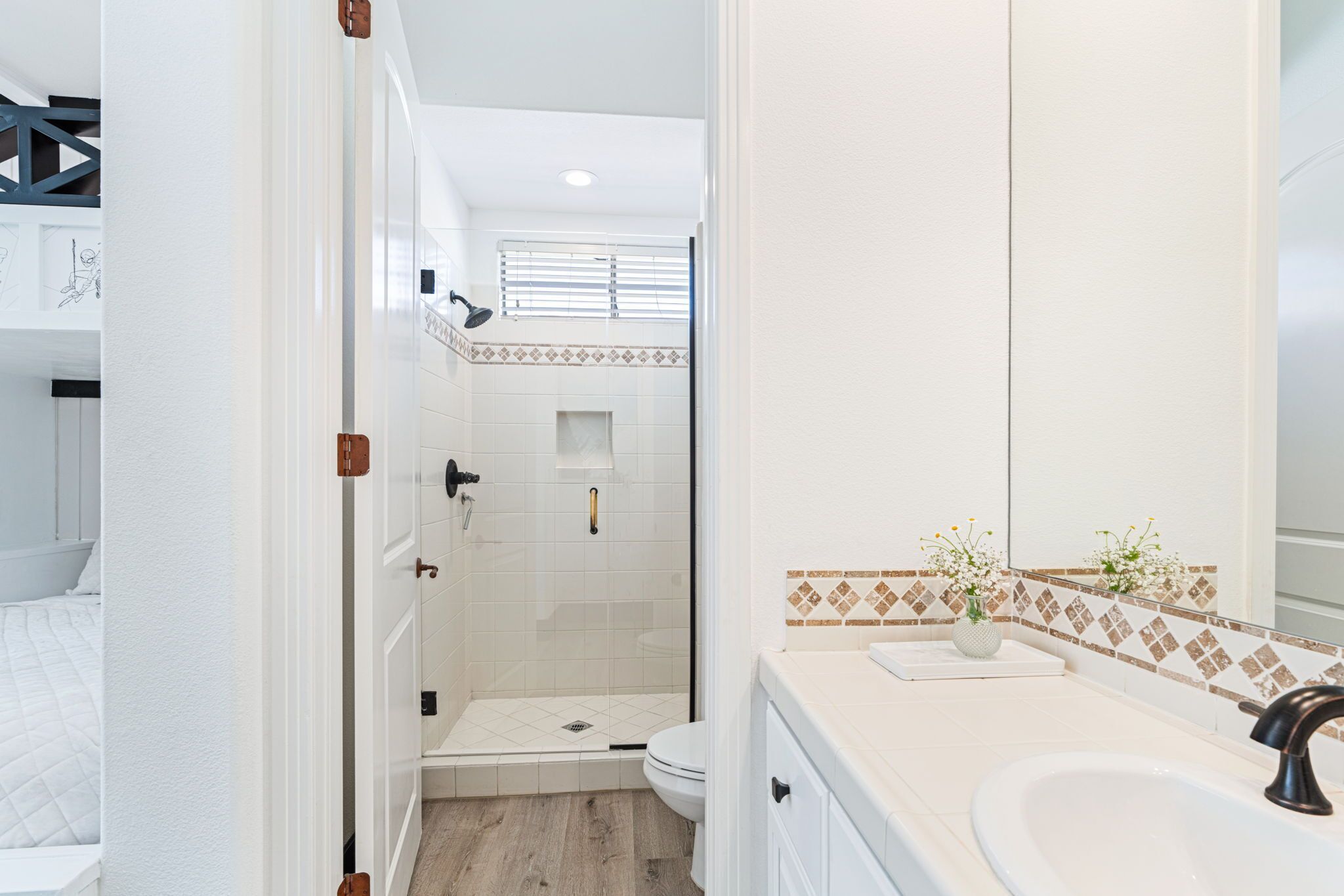 Un baño moderno con ducha, inodoro y lavamanos.