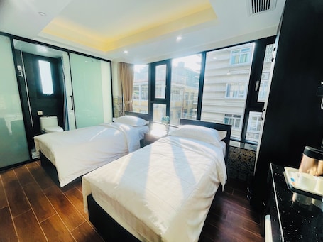 Twin Room | Desk, free WiFi